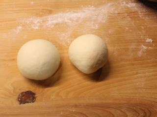 1、土耳其披萨,将面皮材料混匀，揉成有筋性的面团，分割成约270g的两个面团。