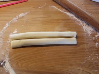 6、土耳其披萨,再卷好另外一边。