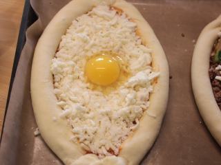 13、土耳其披萨,将吉士中间挖个洞，打入一颗鸡蛋。