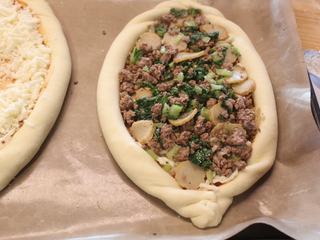 14、土耳其披萨,另一边放入牛肉和青菜的馅料，馅料就跟披萨一样，可以随性变化，没有一定。上面再洒上一些莫札瑞拉吉士。