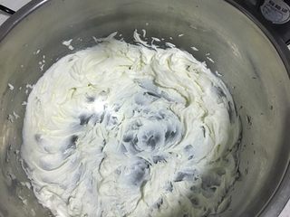 3、太阳花饼干,用电动打蛋器打至发白