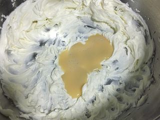 4、太阳花饼干,分二次加入蛋液并搅拌均匀