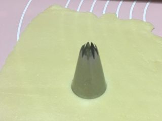 11、太阳花饼干,加低粉的面团擀成3到4毫米厚，用裱花嘴压出圆型