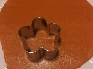 9、太阳花饼干,擀成3到4毫米厚，用慕斯圈压出花纹