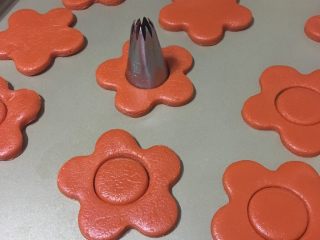 10、太阳花饼干,中间用裱花嘴模具压出圆型并取出
