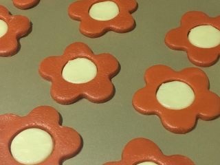 12、太阳花饼干,放入小花中