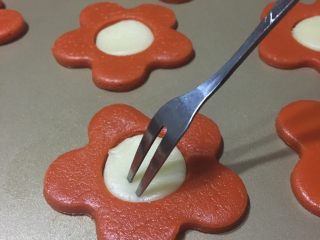 13、太阳花饼干,用叉子叉出小孔