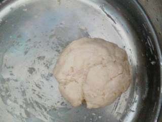 1、菠萝披萨,先35℃温水开酵母加面团顺时针搅拌成面团，发酵面团一小时