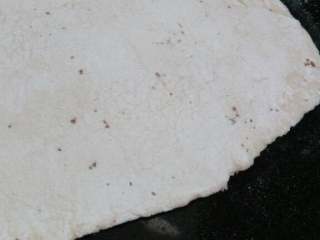 2、菠萝披萨,面团洒椒盐用筷子在面皮点小洞