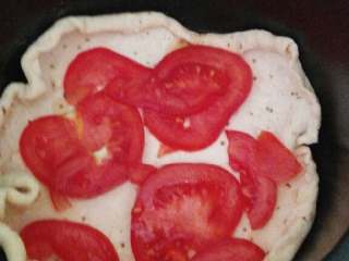 3、菠萝披萨,开电饭锅超快煮涂上芝麻油饼西红柿垫底然后再加玉米菠萝洋葱辣椒丝