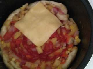 4、菠萝披萨,面团熟就加茄酱画一圈上面铺芝士片