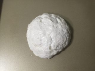 1、香肠披萨,先把高粉、盐、糖、橄榄油、发酵粉分次加温水和成面团。