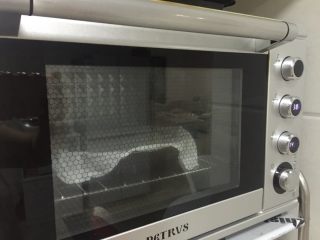 2、香肠披萨,和好的面团放入烤箱最底层第一次发酵20分钟38度