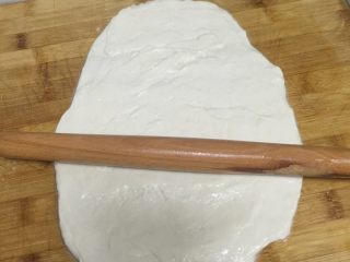 3、香肠披萨,发好后拿出排气。