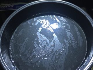 4、香肠披萨,排气后用八寸烤盘刷上橄榄油，把面皮放入盘中整整齐。