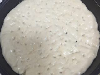 5、香肠披萨,这是第二次发酵1个小时的样子，发酵好以后扎上小孔。