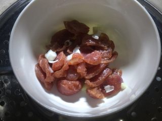 6、香肠披萨,用第二次发酵面的时间做材料准备，蒸香肠。