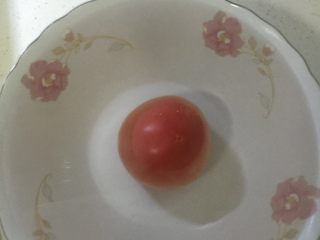 7、香肠披萨,用第二次发酵面的时间做材料准备，开水烫番茄。