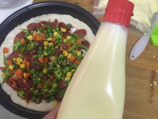 10、香肠披萨,把杂菜辣椒洋葱撒一部份以后挤沙拉，然后在把香肠和剩下的菜平铺好最后撒上芝士。