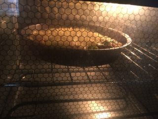 12、香肠披萨,放入预热200度5分钟烤箱中层，200度烤上20分钟外焦里嫩香喷喷的披萨就好啦！