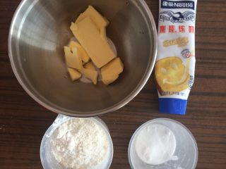 1、炼乳饼干,准备食材.