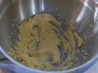 4、炼乳饼干,低速打发。