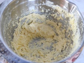 5、炼乳饼干,加入炼乳，打蛋器低速搅打均匀。