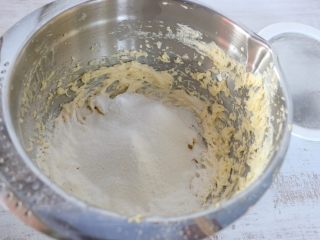 6、炼乳饼干,筛入低筋面粉。