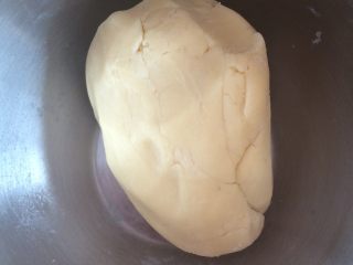 7、炼乳饼干,揉成面团。