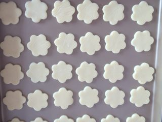 9、炼乳饼干,用饼干模具压出喜欢的花型。