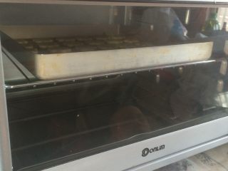 11、炼乳饼干,放入饼干，上下火160度15分钟左右，上色满意即可。