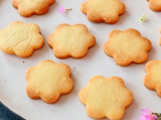 12、炼乳饼干,出炉晾凉。