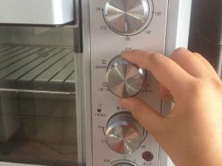 10、炼乳饼干,烤箱提前预热，上下火160度10分钟。