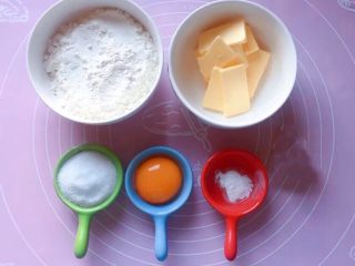 1、小熊饼干,准备好所需食材。