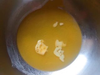 2、小熊饼干,先将黄油隔热融化。