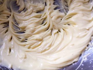 3、小熊饼干,用电动打蛋器搅打一下。