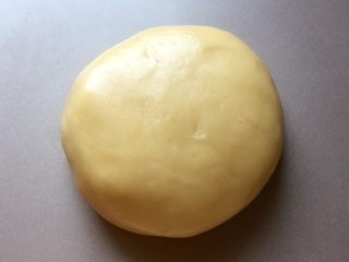 7、小熊饼干,用手和成面团，盖上保鲜膜松弛10分钟。