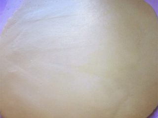 8、小熊饼干,将松弛好的面团用擀面杖擀成约2mm厚的面片。