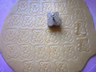 9、小熊饼干,用小熊模具压出形状。