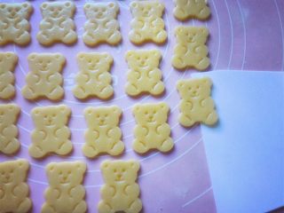 11、小熊饼干,然后用刮刀移铲到不粘烤盘上。