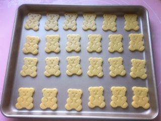 12、小熊饼干,将所有的小熊饼干整齐地摆放在不粘烤盘中（如果不是不粘烤盘，记得要垫油纸哦）