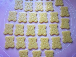 10、小熊饼干,小心去掉周边的面片。（去掉的面片还可以重复擀开使用）