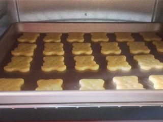 13、小熊饼干,将烤盘放入预热好的烤箱中层，上下火170度，烤18分钟，出炉晾凉即可。