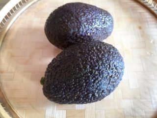 1、塑身美颜牛油果奶昔&牛油果蛋黄酱,牛油果洗净（牛油果的皮为黑褐色即为熟透，应立即食用，皮为深绿色则未熟透，可以在冰箱储存半个月左右）