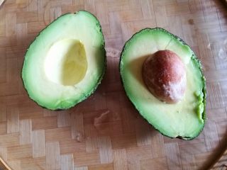 2、塑身美颜牛油果奶昔&牛油果蛋黄酱,用水果刀在核上将核抠出