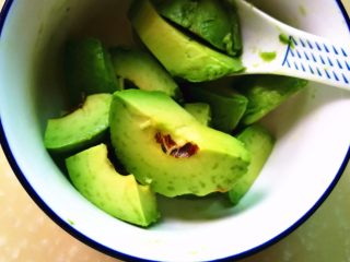 3、塑身美颜牛油果奶昔&牛油果蛋黄酱,用勺子沿着果核将果肉挖出