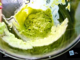 6、塑身美颜牛油果奶昔&牛油果蛋黄酱,用手持搅拌器将牛油果、酸奶、鸡蛋打成泥