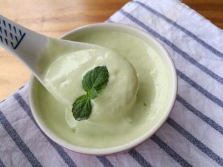 8、塑身美颜牛油果奶昔&牛油果蛋黄酱,童童一般都是用自己做的老酸奶和蛋黄代替市售的沙拉酱来制作的牛油果蛋黄沙拉酱，热量低营养丰富，用来拌沙拉、直接吃都很棒