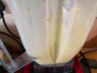 11、塑身美颜牛油果奶昔&牛油果蛋黄酱,取100ML牛油果蛋黄酱再加300ML牛奶打成浆，就是两杯美味牛油果奶昔