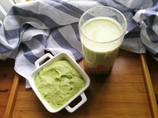 12、塑身美颜牛油果奶昔&牛油果蛋黄酱,两人份的牛油果蛋黄沙拉酱和牛油果奶昔做好了